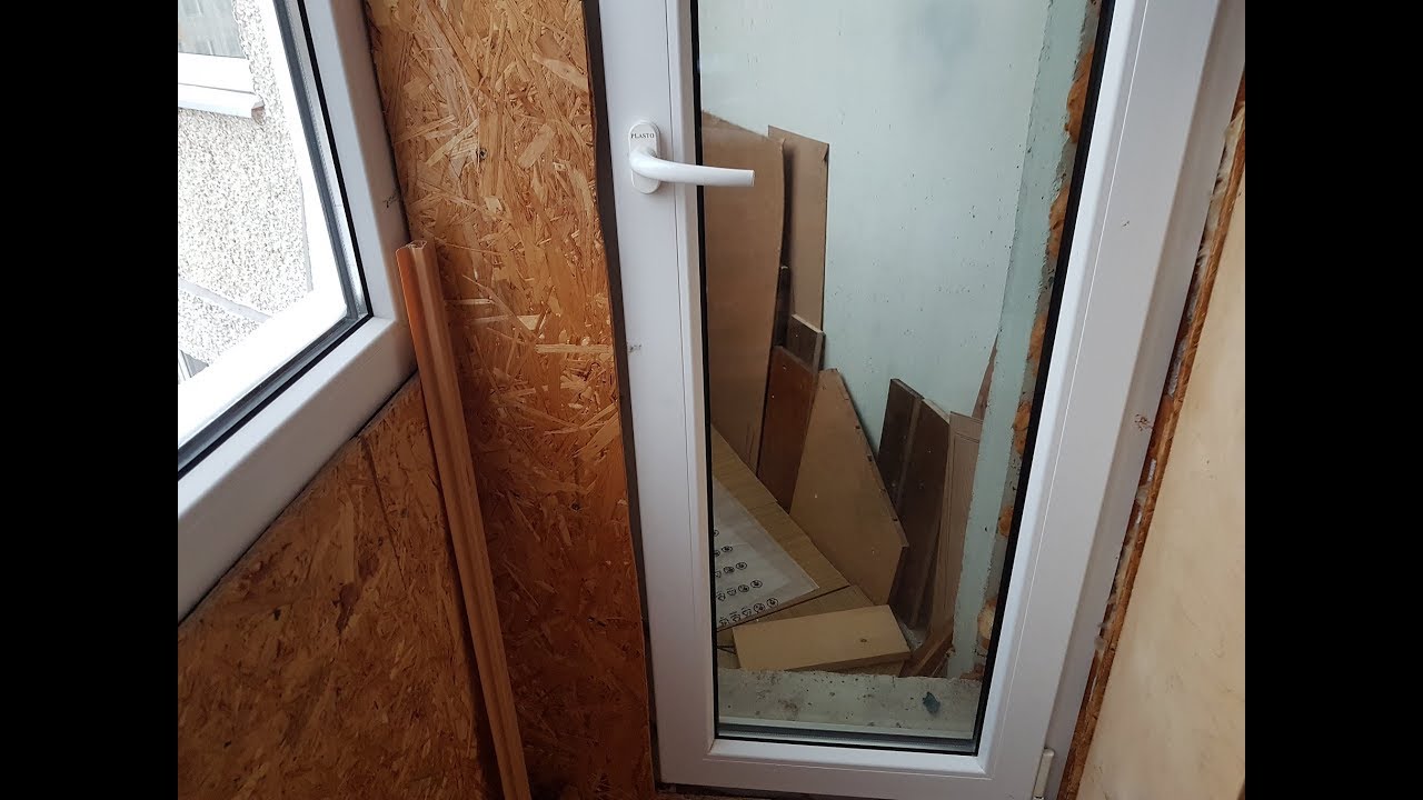 Дверь самопроизвольно открывается. Сломалась пластиковая дверь на балкон. Дверная коробка на балкон. Просела пластиковая дверь. Коробка двери балкона.